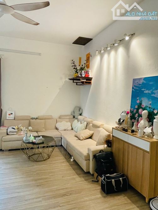 Bán căn hộ B6 KĐT Nam Trung Yên - Cầu Giấy 70m2 2PN - 2vs 5,5 tỷ có slot ô tô