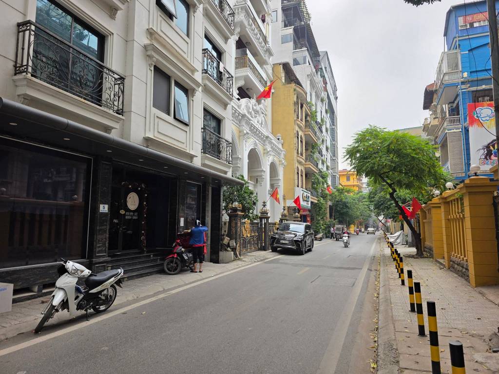 Bán tòa nhà Linh Lang, Ba Đình, 102m², 9 tầng, 16 căn hộ, dòng tiền 2.5 tỷ, giá 67.5 tỷ