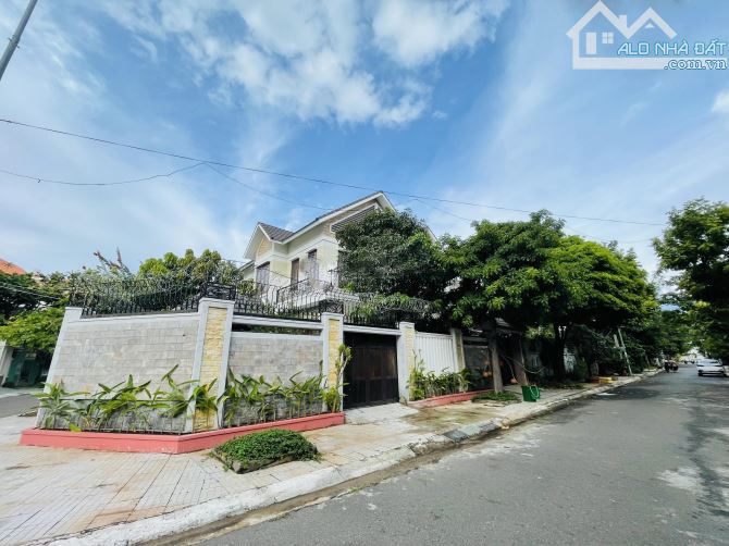 BÁN BIỆT THỰ 2 MẶT TIỀN ( CÓ HỒ BƠI, SHR,GẦN BÃI SAU KHU PHƯƠNG NAM ) PHƯỜNG 8. GIÁ 40 TỶ