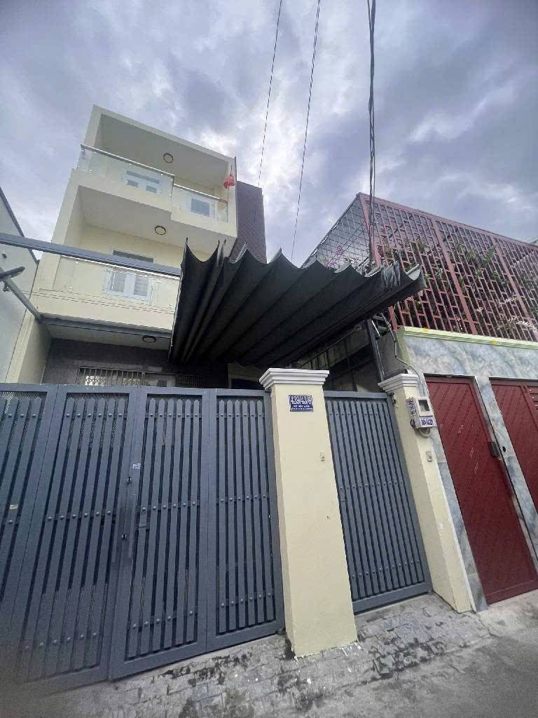 Bán nhà gần đại lộ Võ Văn Kiệt Bình Tân, 108m2, hẻm xe tải, 3 tầng, giá 6,9 tỷ