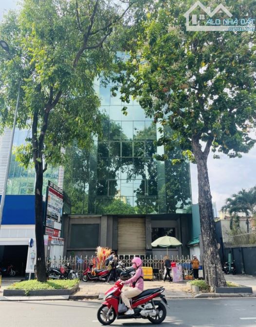 Bán Tòa Văn Phòng Mặt Phố Trần Quốc Hoàn, Cầu Giấy DT 255m2, 12T, MT 8,6m. Giá Cực Rẻ
