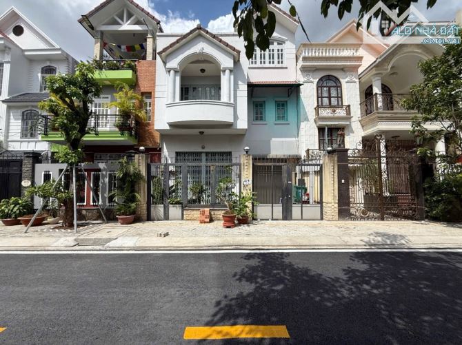 Biệt thự 24D Huỳnh tấn phát , quận 7. DT 8x20 - Trệt 2 lầu, shr nhà mới 22 tỷ , KHU TTHUẬN