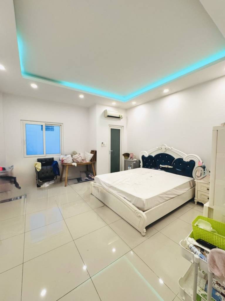 Bán nhanh nhà Phạm Văn Đồng, Bình Thạnh, 4.5x18m, 4 tầng, về 13.9 tỷ