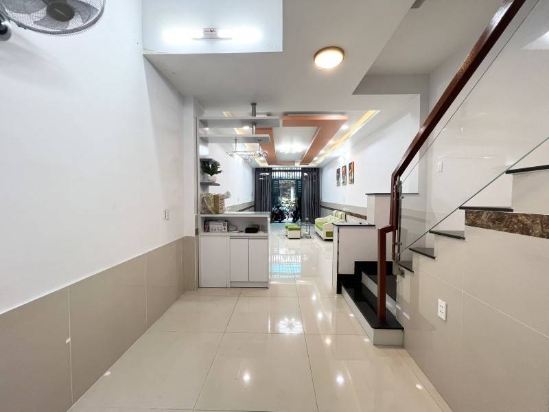 Hàng ngộp, bán nhà Cầm Bá Thước, Phú Nhuận, 50m2, 5 tầng, chỉ 10.75 tỷ