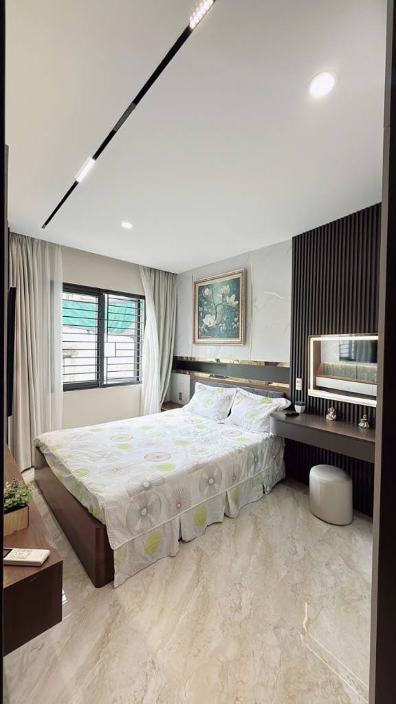 Bán nhà mặt tiền Nguyễn Hữu Cảnh, Bình Thạnh, 4x15m, 5 tầng, chỉ 18.9 tỷ