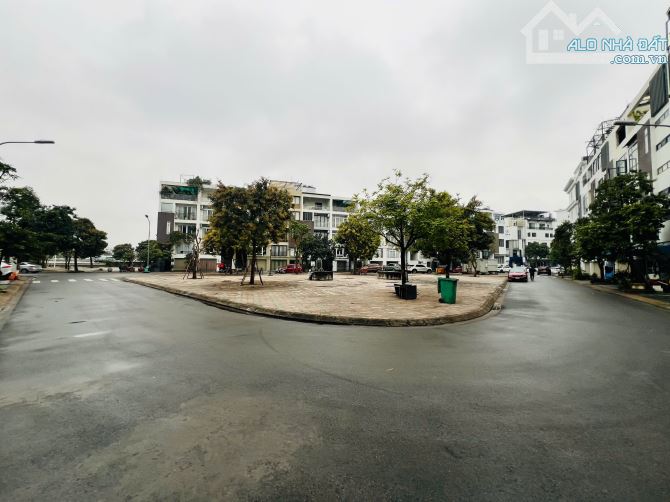 Chuyển nhượng biệt thự liền kề Waterfront 1 đường Hồ Sen view công viên giá cực tốt