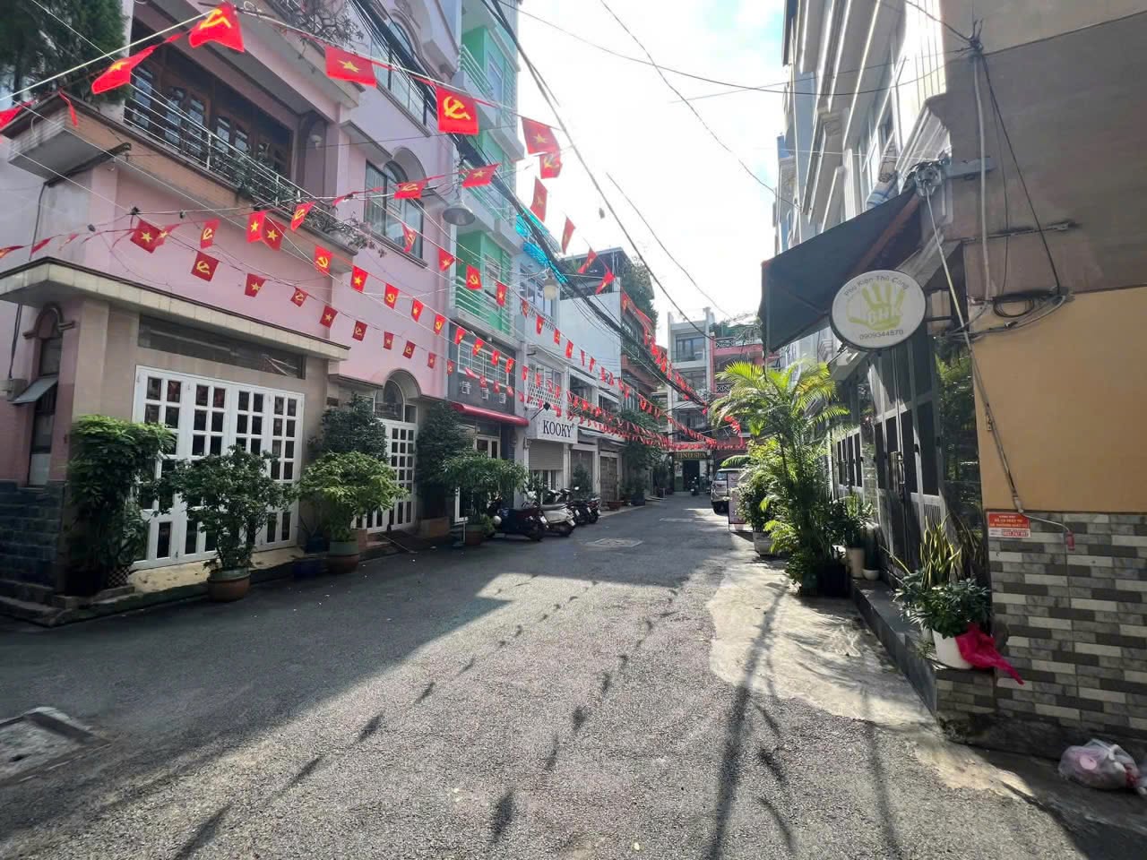 * Cho thuê nhà đường Huỳnh Văn Bánh, quận Phú Nhuận ( Hẻm xe hơi )
