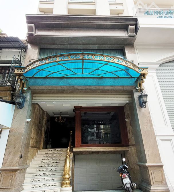 Bán Tòa Văn Phòng Mặt Phố Nguyễn Đình Thi, Tây Hồ DT 197m2, 9T, MT 8,8m. Giá Cực Rẻ