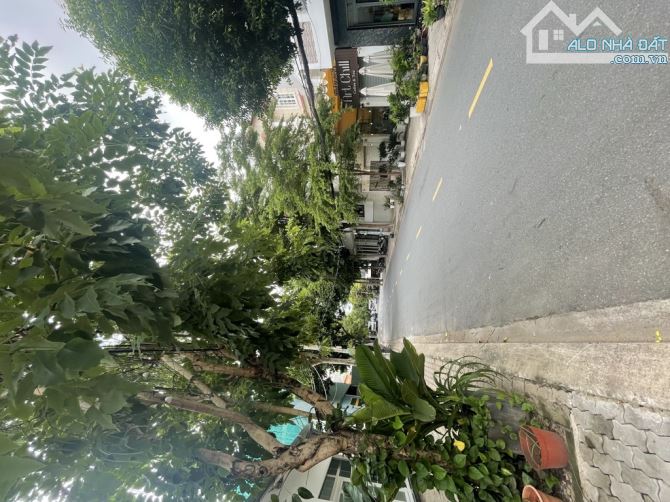 Bán Biệt Thự sân vườn, Phường Tân Phong, Quận 7. 354m2 - ngang 12m - mặt tiền nhựa 15m.