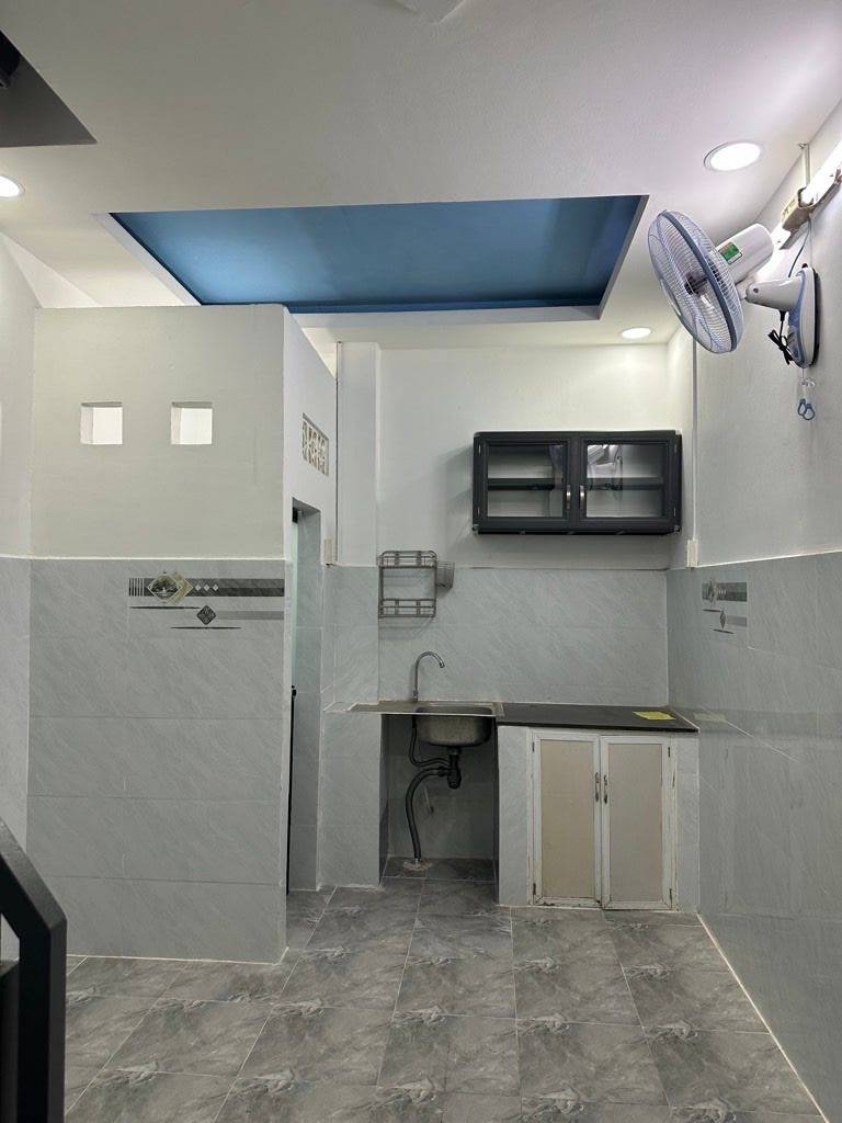 Bán nhà hẻm thông Trần Văn Quang, Tân Bình, 2 tầng 2PN, giá chỉ 2 tỷ