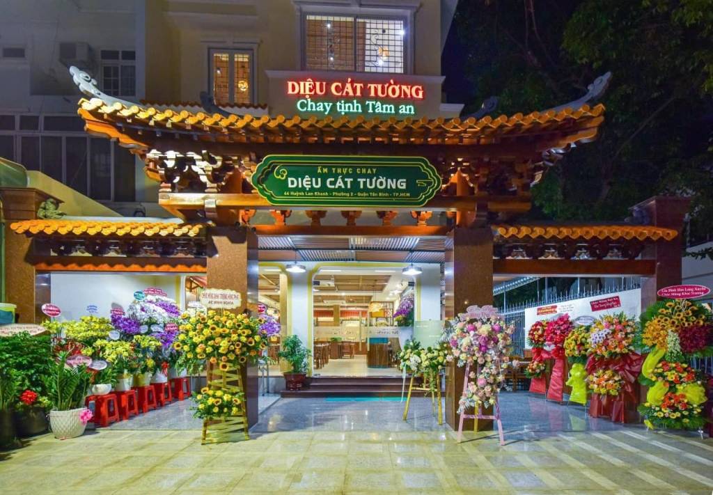 Bán nhà góc 2MT Huỳnh Lan Khanh Tân Bình, DT 10 x 20m 4 tầng HĐT 200tr/th giá bán 55 tỷ