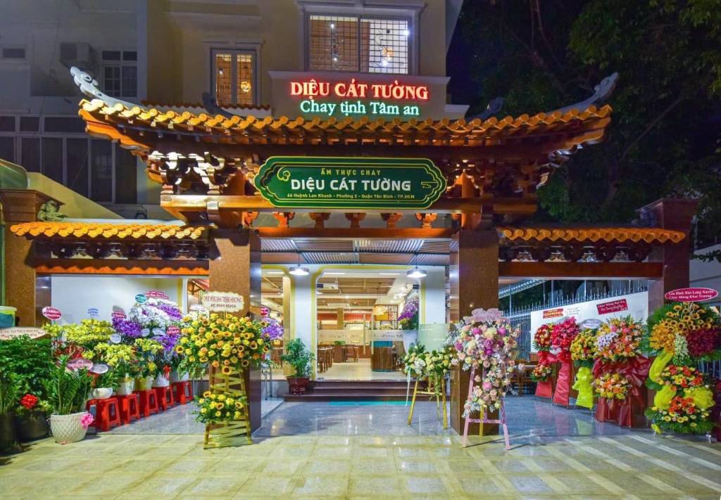 BÁN NHÀ GÓC 2MT HUỲNH LAN KHANH, SÁT SÂN BAY, 10x20M 2 TẦNG, ĐANG KINH DOANH NHÀ HÀNG CHAY HOT