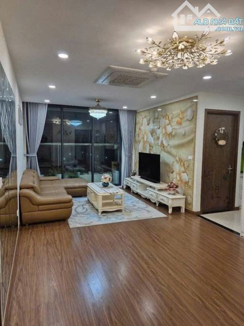 Bán căn hộ Golden Land Nguyễn Trãi 135m2 3pn 2vs 9.5 tỷ Căn góc, full NT