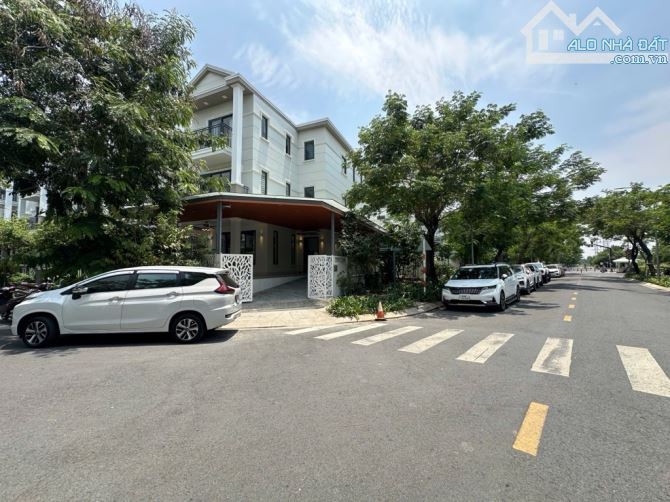 Bán biệt thự lô góc, Phước Kiển, NB. 192m2 - Ngang 10m, full tiện ích.
