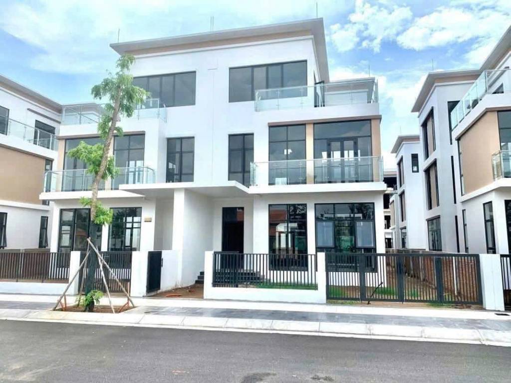 Cần bán biệt thự T&T Millennia Long Hậu, nhà thô, trệt 2 lầu 10x20m, đường 10m ô tô, giá 9 tỷ