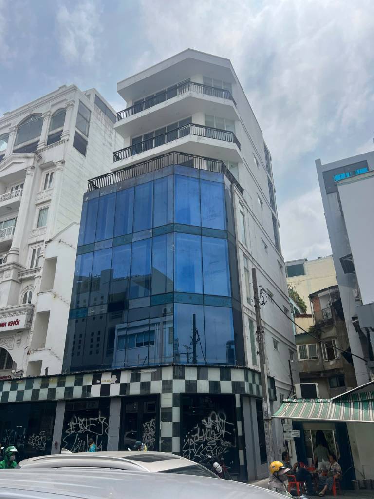 Bán tòa nhà góc 2MT Trần Nhật Duật, Quận 1, 8x16m CN 121m2, hầm 6 lầu, giá về 75 tỷ TL