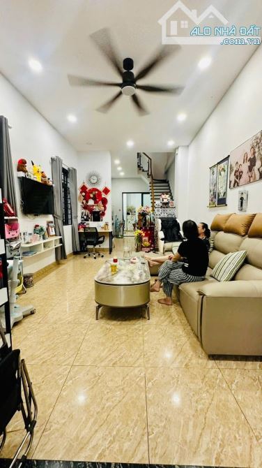 BÁN NHÀ 3 TẦNG MỚI ĐẸP 5PN – HẺM 5M – HUỲNH VĂN NGHỆ – CHỈ 6 TỶ NHỈNH