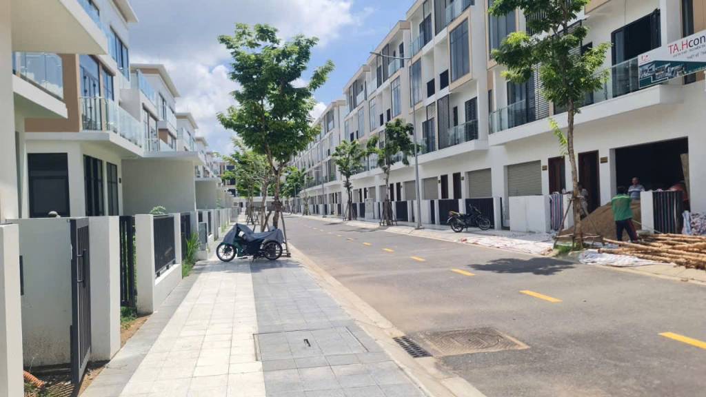 Bán nhà phố T&T Millennia City Long Hậu, Long An, dt 120m2, giá 5.5 tỷ sổ hồng riêng
