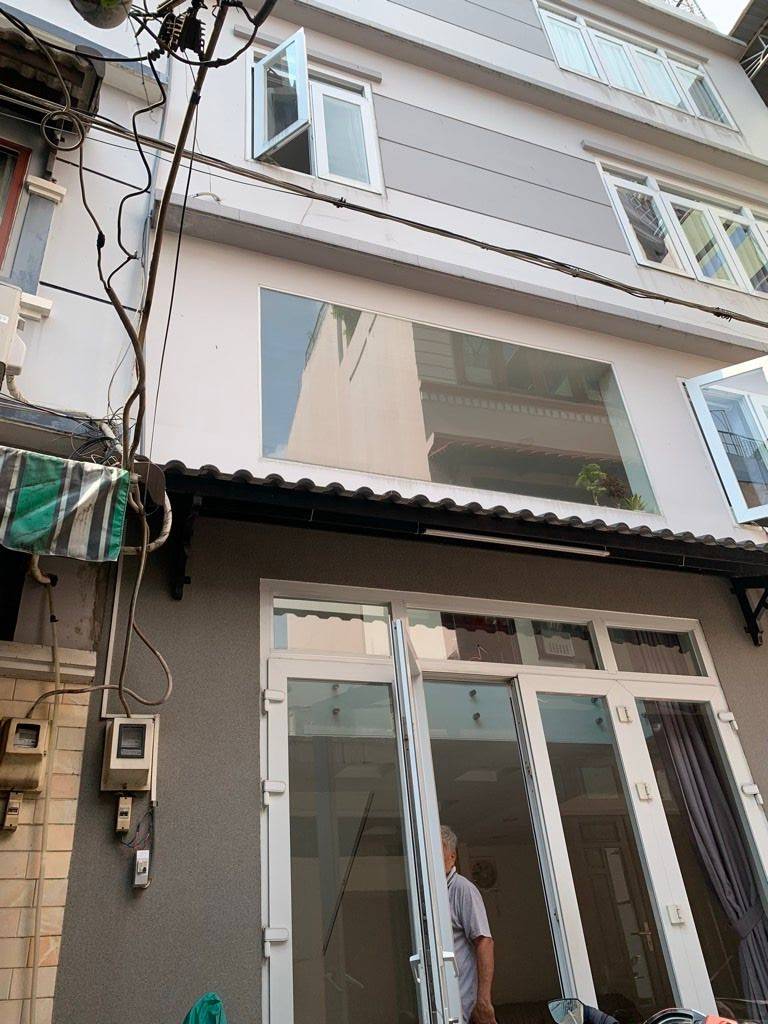 Bán nhà Lạc Long Quân, Quận 11, dt 40m2 5 tầng, gần chợ, hẻm 8m, giá 6.9 tỷ