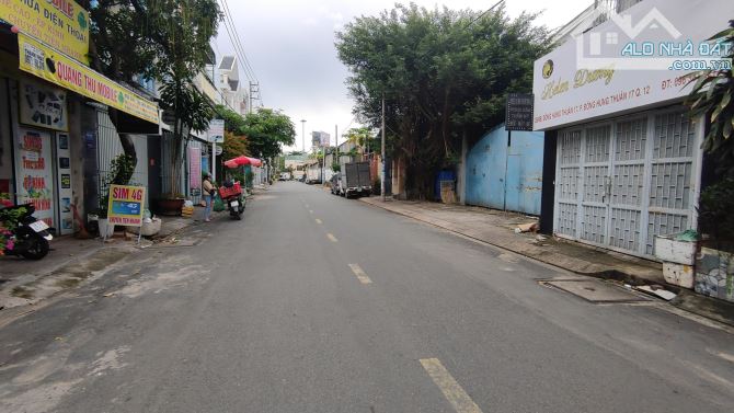 Biệt Thự Mặt Tiền đường DHT17, 12x18m, giá 18.9 tỷ TL