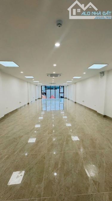 CẦU GIẤY - TÒA NHÀ VĂN PHÒNG 8 TẦNG, THANG MÁY THÔNG SÀN - MỚI ĐẸP LUNG LINH