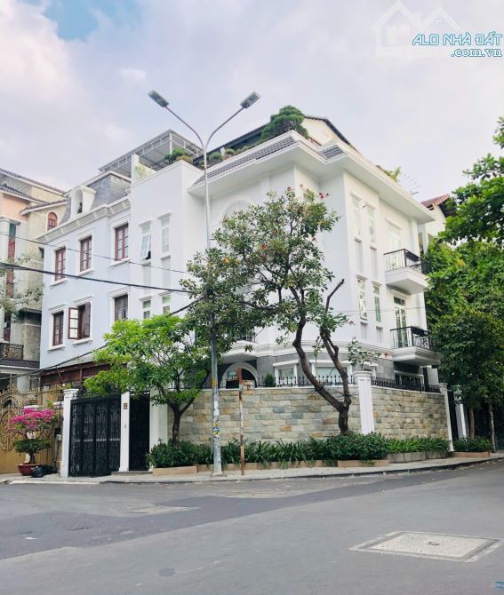 Siêu phẩm Biệt Thự Góc 2 MT Hoa Đào P2 Q.Phú Nhuận DT:10x15m Hầm 4 Tầng HĐT:150tr Giá:55Tỷ