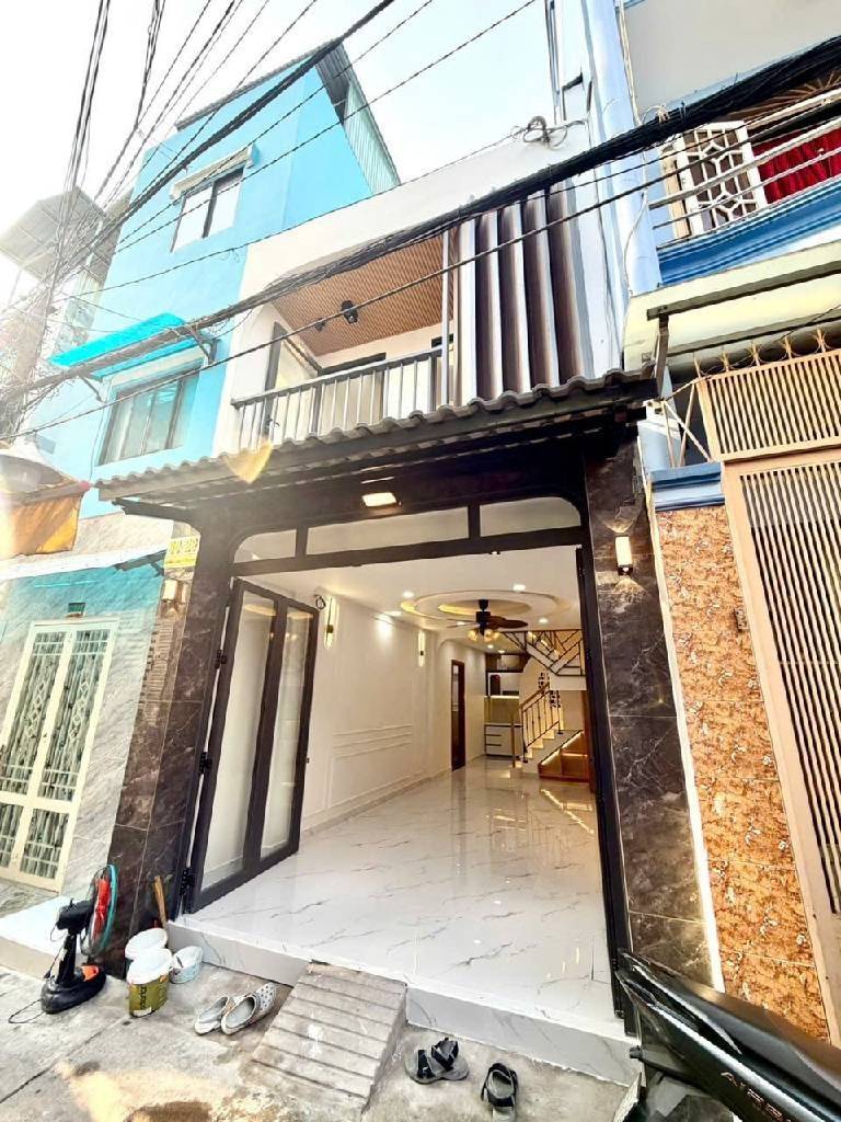 Bán nhà Lê Hồng Phong Quận 5, gần chợ Bàu Sen, khu trung tâm tổ hợp bệnh viện, ban công thoáng