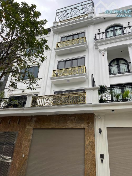 CHỦ NHÀ ĐẸP 5 TẦNG, 92M, THANG MÁY, Ở SƯỚNG, NGAY THÁP ĐỒNG HỒ VĂN PHÚ