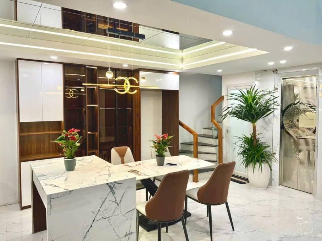 BÁN NHÀ LÒ ĐÚC HAI BÀ TRƯNG, NHÀ ĐẸP Ở NGAY, NỞ HẬU, VÀI BƯỚC RA Ô TÔ DỪNG ĐỖ NGÀY ĐÊM, NGÕ THÔNG