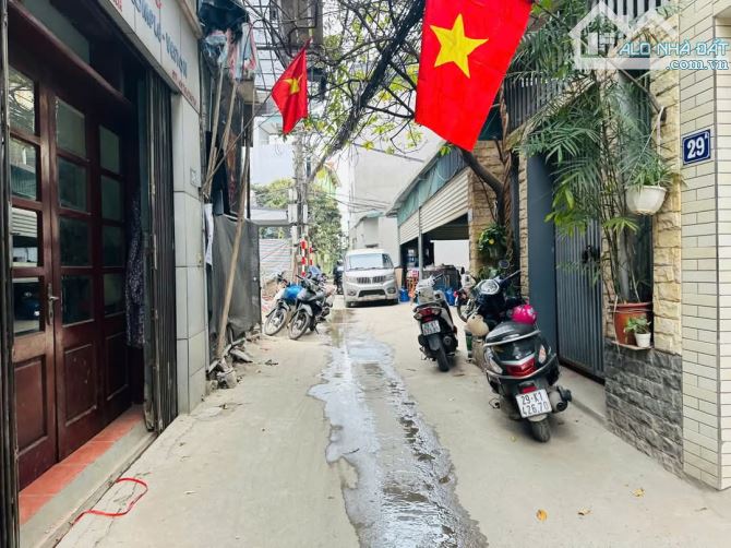BÁN NHÀ PHỐ GIA QUẤT LONG BIÊN 6.3 TỶ 4 TẦNG 35m, gần ô tô, kinh doanh, gần khai Sơn hill