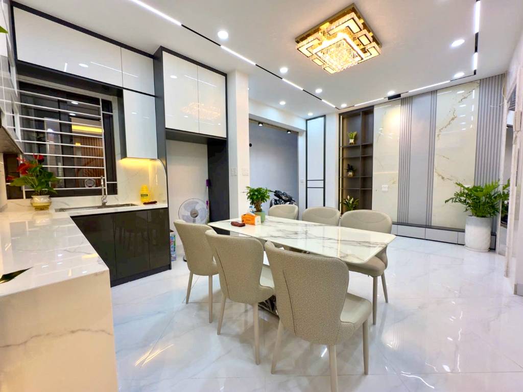 Hot, bán nhà Tam Trinh Hoàng Mai, 40m2 mặt tiền lên đến 6.5m, thang máy, nhỉnh 10 tỷ có nhà