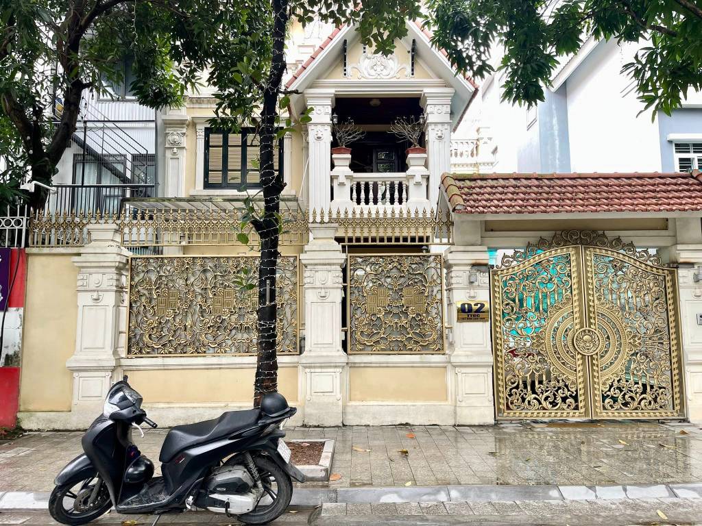 BÁN BIỆT THỰ KĐT TÂY NAM LINH ĐÀM, DT 200M2 4 TẦNG, MT 10M, NỘI THẤT GỖ QUÝ