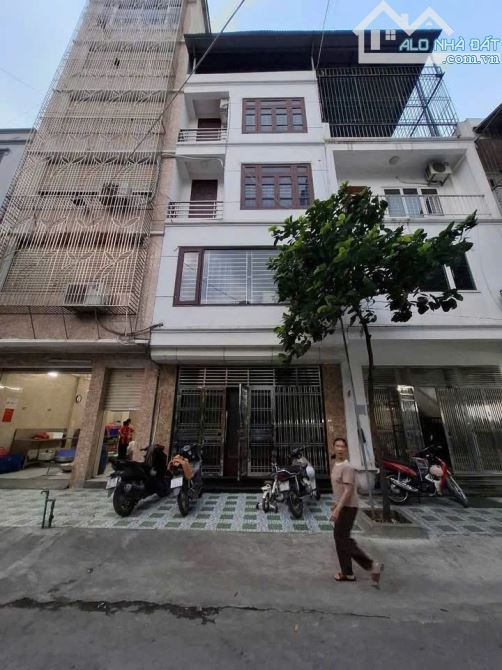 TOÀ NHÀ TRẦN ĐĂNG NINH Ô TÔ TRÁNH, VỈA HÈ KINH DOANH , THANG MÁY DÒNG TIỀN 160TRIỆU/THÁNG