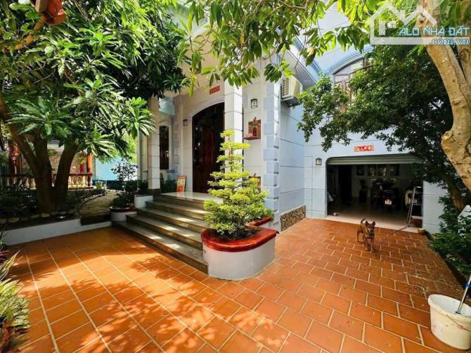 BÁN BIỆT THỰ HỒ BƠI 340M2 ĐƯỜNG 7M VỊ TRÍ GẦN BIỂN BÃI SAU PHƯỜNG VŨNG TÀU - TPHCM. 25 TỶ