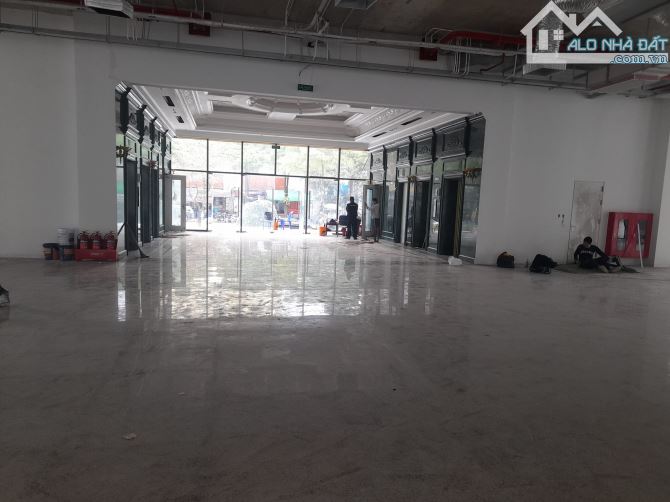 Bán tòa nhà văn phòng VIP Khu Công Nghiệp Vĩnh Hoàng, Tân Mai 1200m2, MT 30m, Giá 158 tỷ