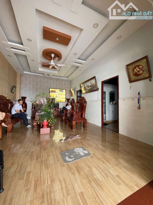 Bán nhà trọ, căn hộ dịch vụ Bình Dương, đường Bình Hòa 1, KP Đông Ba, 358m2, 3 tầng, ngộp