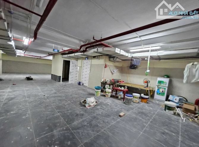 Bán tòa nhà văn phòng mặt phố Xuân La xây mới đẹp, thang máy nhập, tiện ích.