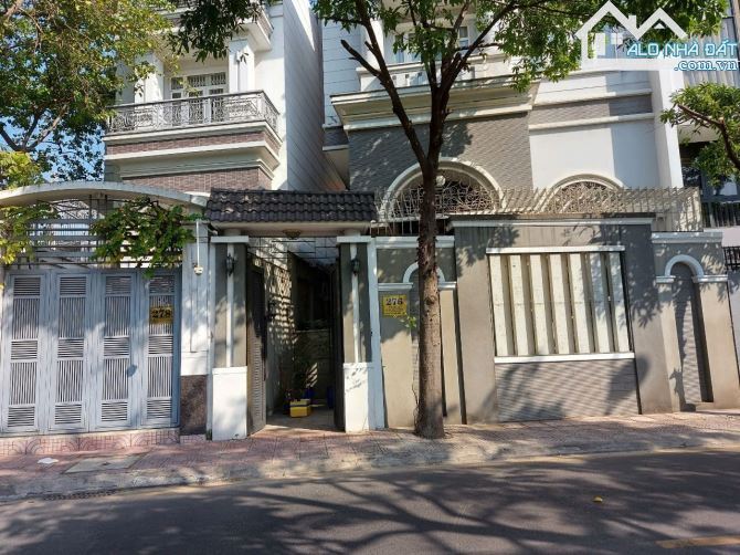 bán biệt thự 2 MT khu Phan Xích Long DT 10x16 hầm 6 lầu giá net 46 tỷ