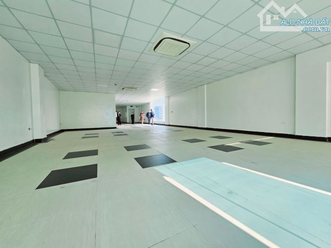 Bán Tòa Văn Phòng Đường Nguyễn Văn Cừ Long Biên 215m2 10 tầng mặt tiền 8.36m 140 tỷ