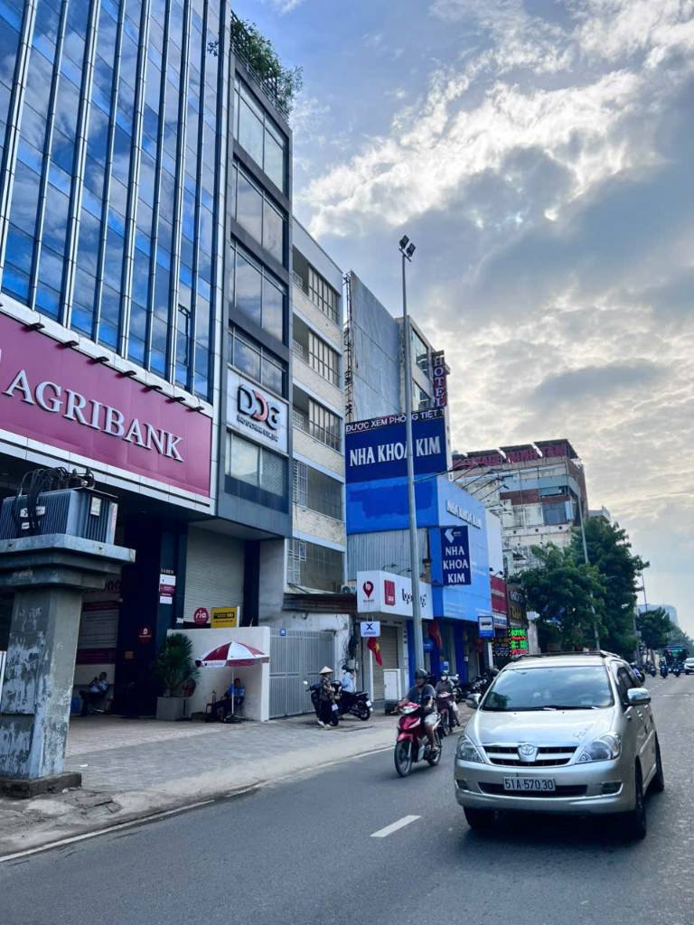 Bán tòa building Cách Mạng Tháng 8 Quận 3, DT 15x30m, hầM 7 tầng, HĐT 350 tr/th
