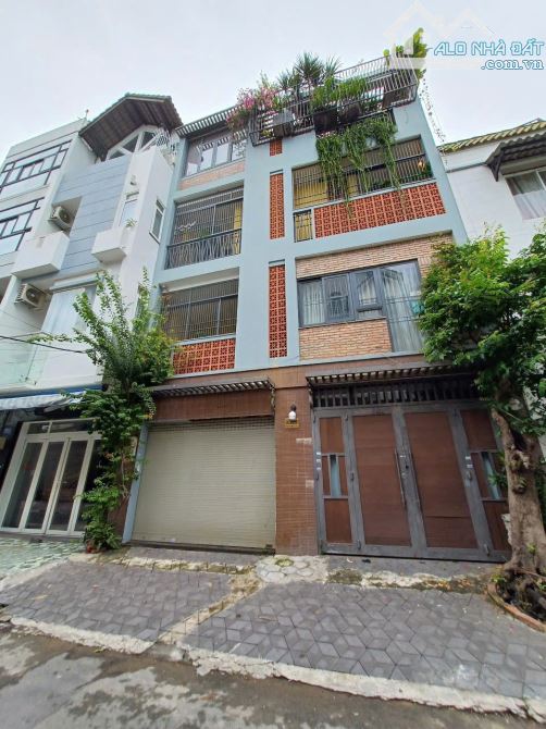 BIỆT THỰ - 4 TẦNG - DT: 8M X 13M - DƯƠNG BÁ TRẠC, Q.8 - GIÁP QUẬN 1 - CHỈ 17,X TỶ