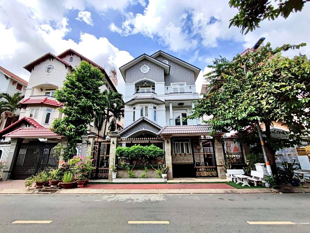 Bán biệt thự Him Lam Bình Chánh, diện tích 250m2 giá 75 tỷ hầm 3 lầu