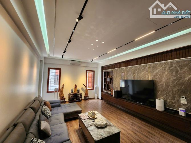 Bán nhà 4 tầng đấu giá Thụ Ninh . dt 81m . mt 4.5m . hướng TN . giá 8 tỷ 9