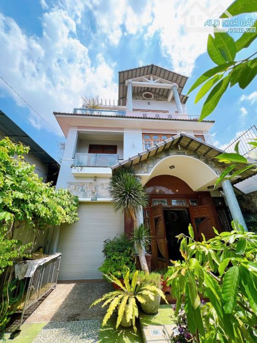 NP463 Biệt thự mái thái sân vườn tuyệt đẹp vị trí 2 Nguyễn Ái Quốc gần Cv 30/4 P.Tân Biên