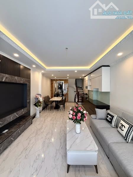 PHỐ NGUYỄN VĂN LINH LONG BIÊN 10 TỶ DT 50M MT 5M 6T Ô TÔ NGỦ TRONG NHÀ KINH DOANH ĐỈNH