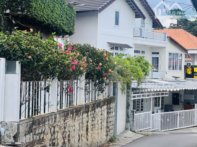 BIỆT THỰ GẦN HỒ XUÂN HƯƠNG ĐÀ LẠT CHỈ 300m TRUNG TÂM ĐÀ LẠT