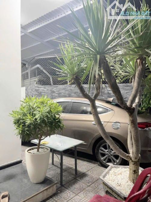Bán căn nhà thuộc đường Hoài Thanh. Có Gara oto. Nội thất đầy đủ