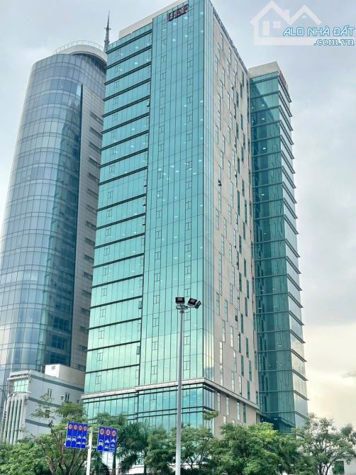 Ngay chợ Bến Thành, MT Calmette đoạn đẹp nhất, ngang 8m.