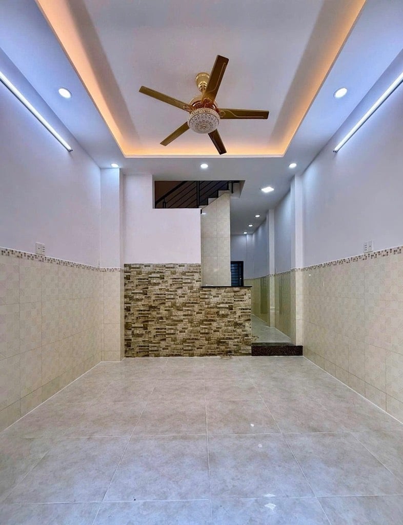 Bán nhà ngay Phạm Văn Chí Quận 6, đường nhựa xe hơi đẹp, nhà 4 tầng mới vào ở ngay