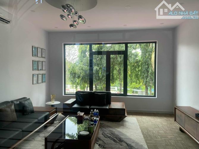 Biệt thự 2 mặt tiền trước sau - mặt tiền Nguyễn Văn Hưởng. DT 450m2. Giá 100 tỷ TL